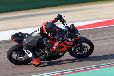 Aprilia_Tuono457_Pirana_Red_1920x1280_2.jpg