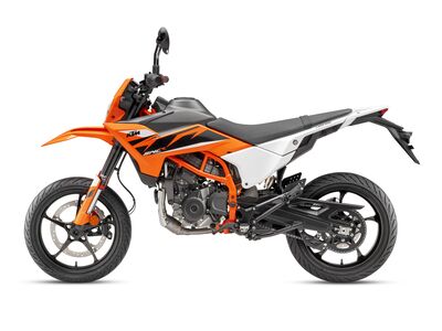 659840_MY25_KTM 125 SMC R_STUDIO_EU SPEC_90-Left_STUDIO_EU_GLOBAL_STUDIO_EU_GLOBAL.jpeg