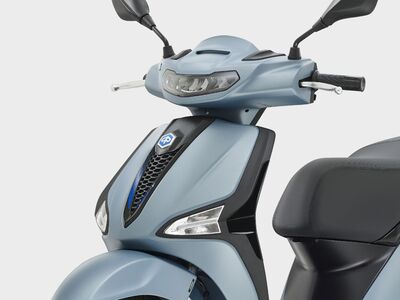 Piaggio_Liberty-125-S_close-up_1920x1440_Frontale_1.avif