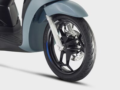 Piaggio_Liberty-125-S_close-up_1920x1440_Ruota-ant_2.avif