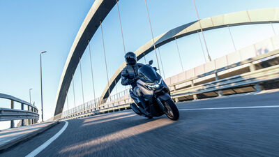 2026-Yamaha-G150SV-EU-Crystal_Graphite-Action-007-03.jpg