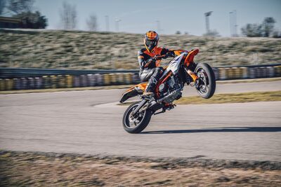 662124_MY25 KTM 390 SMC R-Action- Cat B_ACTION_ACTION.jpeg