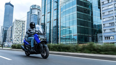 2026-Yamaha-XMAX300A-EU-Icon_Blue-Action-003-03.jpg