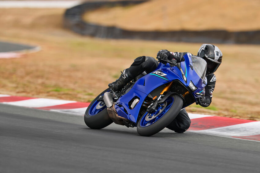 2026-Yamaha-YZF700R7-EU-Icon_Blue-Action-001-03.jpg