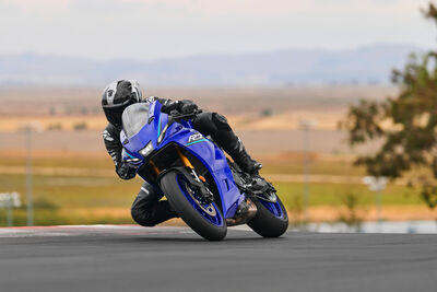 2026-Yamaha-YZF700R7-EU-Icon_Blue-Action-004-03.jpg