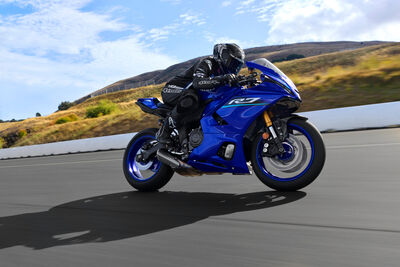 2026-Yamaha-YZF700R7-EU-Icon_Blue-Action-006-03.jpg