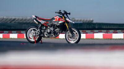 hypermotard-v2-overview-gallery-mosaic-1920x1080-01.jpg