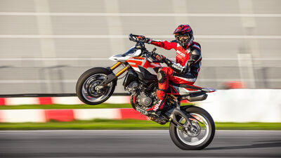 hypermotard-v2-overview-gallery-mosaic-1920x1080-05.jpg