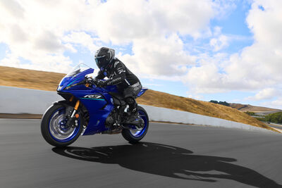 2026-Yamaha-YZF700R7-EU-Icon_Blue-Action-005-03.jpg