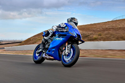 2026-Yamaha-YZF900R9-EU-Icon_Blue-Action-001-03.jpg