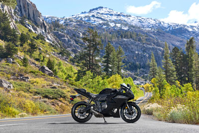 2026-Yamaha-YZF700R7-EU-Midnight_Black-Static-001-03.jpg