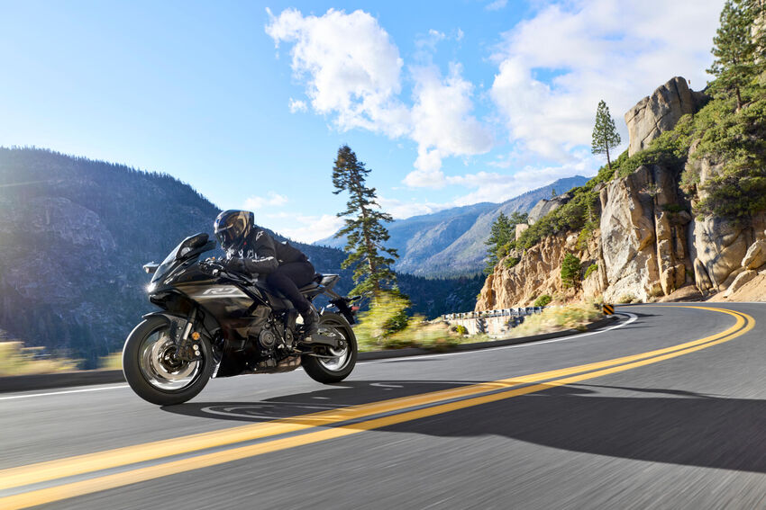 2026-Yamaha-YZF700R7-EU-Midnight_Black-Action-002-03.jpg