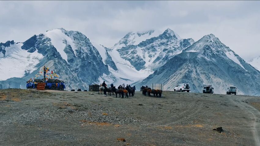LIQUI MOLY Extreme_Cars, horses, stupa at Altai Glacier.png