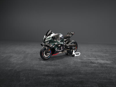 P90640667_highRes_bmw-motorrad-m-1000-.jpg