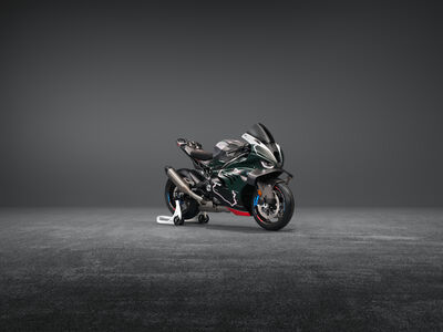P90640665_highRes_bmw-motorrad-m-1000-.jpg