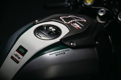 P90640684_highRes_bmw-m-1000-rr-limite.jpg