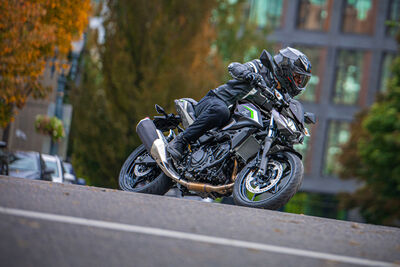 24MY_Z500_BK1_ACT (4).jpg