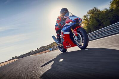 173001_458411_24YM_CBR1000RR-R_FIREBLADE_SP_jpg.jpg