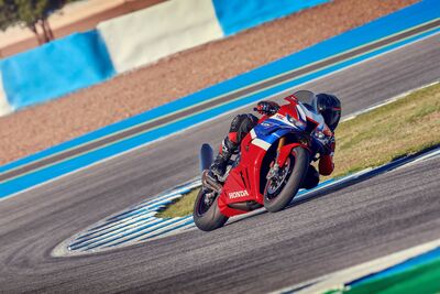 173029_458438_24YM_CBR1000RR-R_FIREBLADE_SP_jpg.jpg