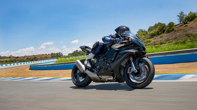 2025-Yamaha-YZF1000R1COMP-EU-Tech_Black-Action-002-03.jpg