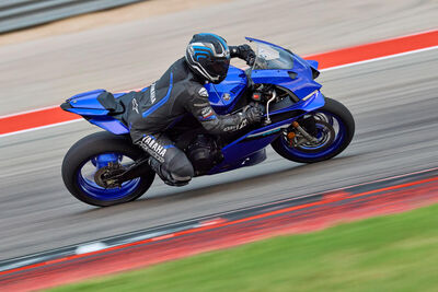 2025_YAM_YZF900R9_EU_DPBMC_ACT_008_03_preview.jpg