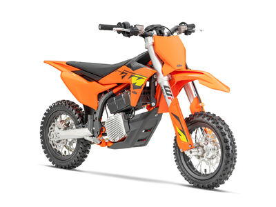 2025 KTM SX-E 3 and SX-E 5-13.jpg