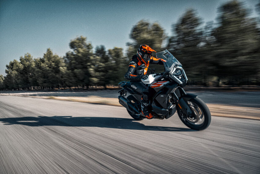 2025 KTM 1390 SUPER ADVENTURE S-5.jpg