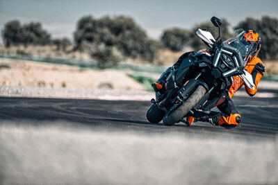 2025 KTM 1390 SUPER ADVENTURE S-7.jpg