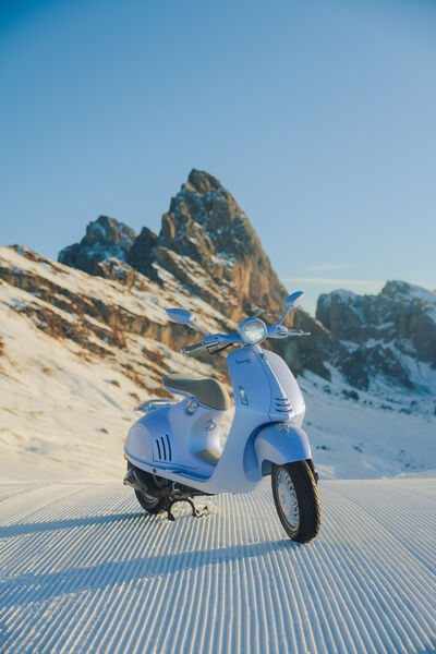 Vespa_946_Snake_2025_03.jpg