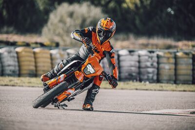 662116_MY25 KTM 390 SMC R-Action- Cat B_ACTION_ACTION.jpeg