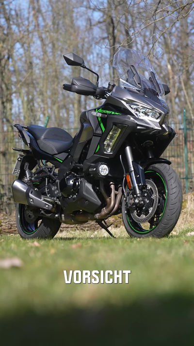 🌟 Kawasaki Days 2024 – Ein unvergessliches Wochenende! 🌟 Am 15. & 16. Juni strömten rund 8.000 Besucher ins Technik Museum Speyer – und wurden mit Sonne, Action und jeder Menge Highlights belohnt! ☀️🏍️ 🔥 Das Programm? Vollgas pur: 🛞 Motorrad-Stunts von Chris Rid 🤸 MX-Freestyle mit Robert Naumann & Team 🏁 Steilwand-Action mit Jagath Perera – erstmals mit der vollelektrischen Z e-1! 🏪 Händler- & Partnermeile mit spannenden Einblicken 🎤 Talks, Musik & Chill-Out in der Relax-Area powered by ROCK-FM 🏍️ Sonderausstellung „40 Jahre Ninja“ 🍬 Gummibärchenwurfmaschine für die Kids (powered by Kawasaki-Roboter!) 🎉 Highlight: Das große Gewinnspiel zum Ninja-Jubiläum! 🎁 Samstag: Ninja 650 ging an Marc-Alexander aus Biblis 🎁 Sonntag: Ninja ZX-4RR für Jascha aus Otzberg – pünktlich zum 20. Geburtstag! 🎈 ✅ Über 400 Testfahrten mit der Kawasaki Roadshow-Flotte – nonstop Action auf zwei Rädern! 💨 🙏 Ein riesiges Dankeschön an alle Besucher, Partner & das gesamte Team! Wir sehen uns bei den nächsten